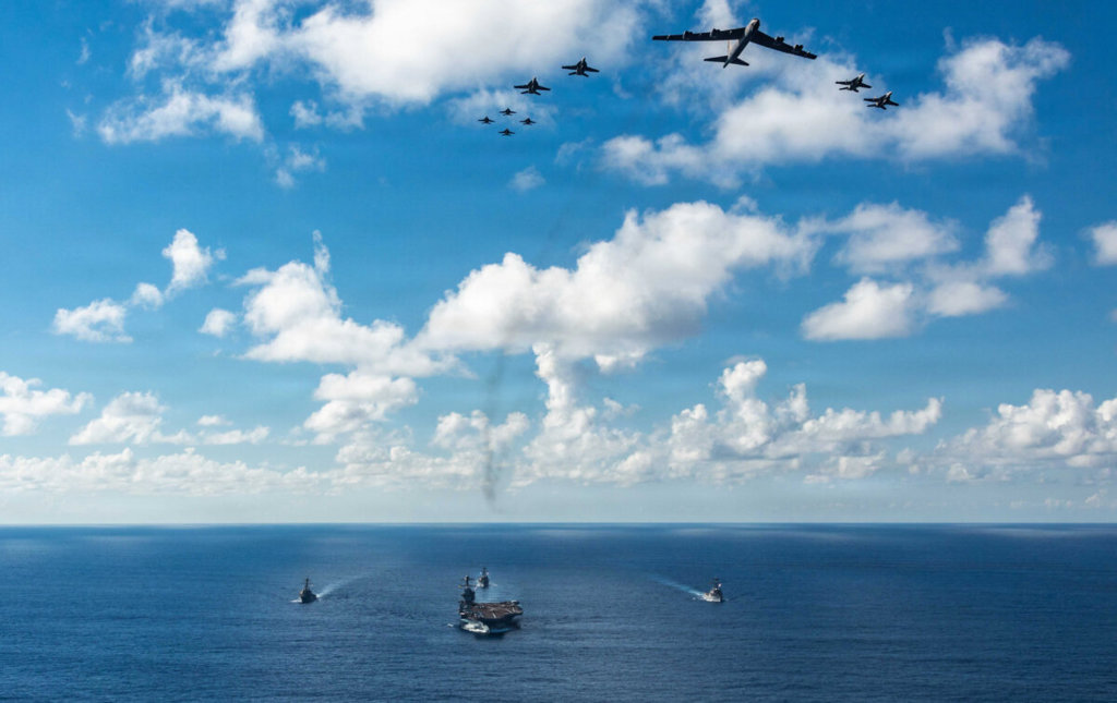 Как протече американската операция за залавяне на Мадуро 2 USS Gerald R. Ford (CVN 78), отпред, USS Winston S. Churchill (DDG 81), отдясно, USS Mahan (DDG 72), отляво, USS Bainbridge (DDG 96) и качените на борда изтребители F/A-18E/F Super Hornet от осмото авиокрило, разпределени в ударни изтребителни ескадрили 31, 37, 87 и 213, действат като съвместна, мултидоменна сила с B-52 Stratofortress на ВВС на САЩ, 13 ноември 2025 г. (Старшина 3-ти клас Гладжими Балисаж/ВМС на САЩ)