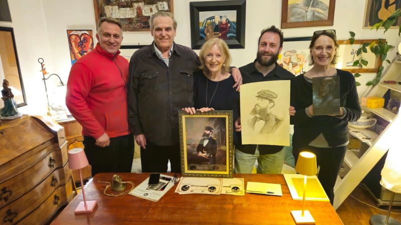 Николай Тончев (първият отляво надясно) и Иван Тренев (вторият отдясно наляво) с приятели-сподвижници