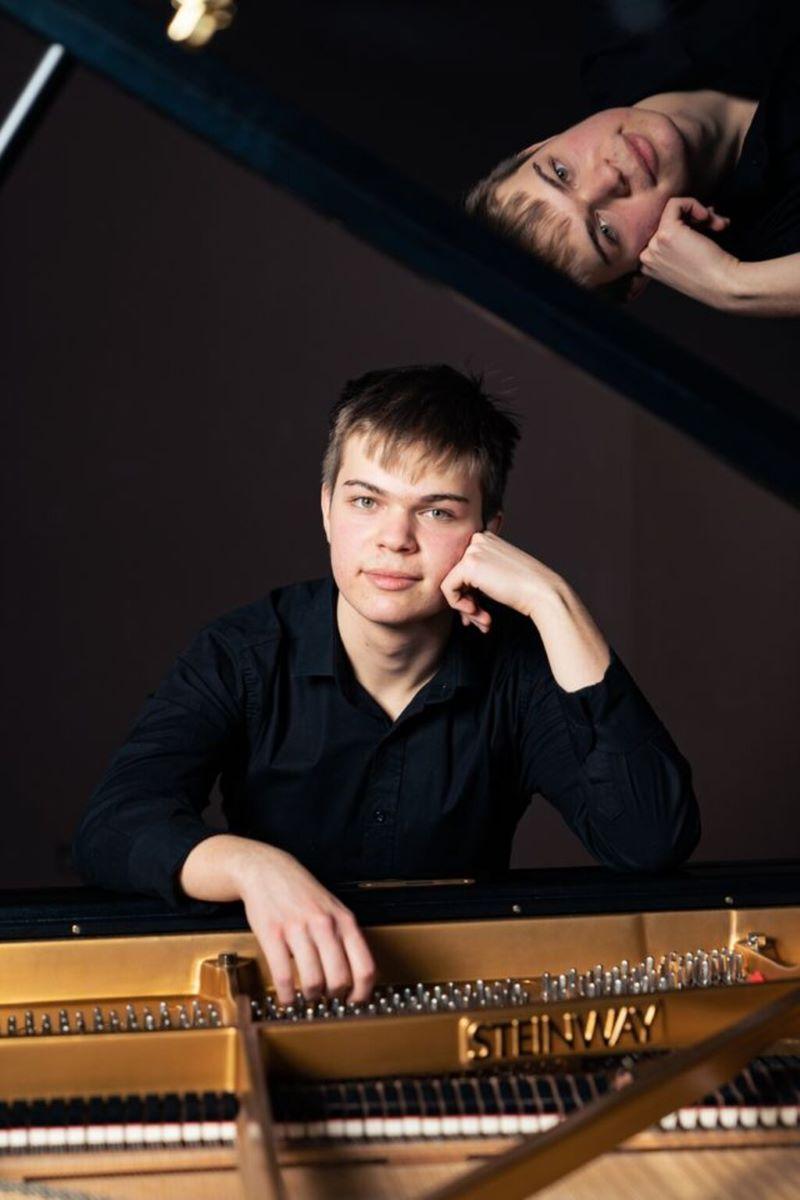 Концерт на Симфоничния оркестър на БРН с популярния пианист Ивайло Василев 2 a9ffc558-cddc-4b28-942b-6346ad04f721.jpg