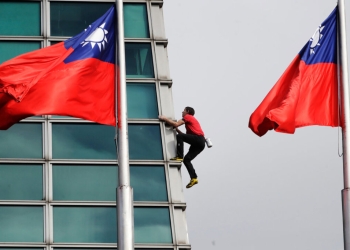 Катерачът Алекс Хонълд изкачи небостъргача Taipei 101 без предпазни въжета 4 Американският алпинист Алекс Хоннолд се изкачи на върха на небостъргача Taipei 101 без предпазни въжета