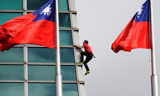 Катерачът Алекс Хонълд изкачи небостъргача Taipei 101 без предпазни въжета 77 Американският алпинист Алекс Хоннолд се изкачи на върха на небостъргача Taipei 101 без предпазни въжета