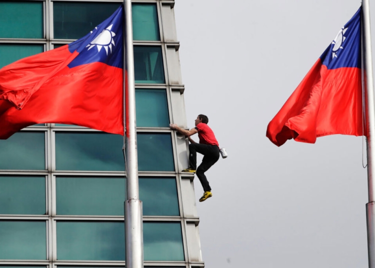 Американският алпинист Алекс Хоннолд се изкачи на върха на небостъргача Taipei 101 без предпазни въжета