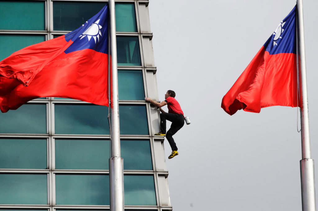 Катерачът Алекс Хонълд изкачи небостъргача Taipei 101 без предпазни въжета 2 Американският алпинист Алекс Хоннолд се изкачи на върха на небостъргача Taipei 101 без предпазни въжета