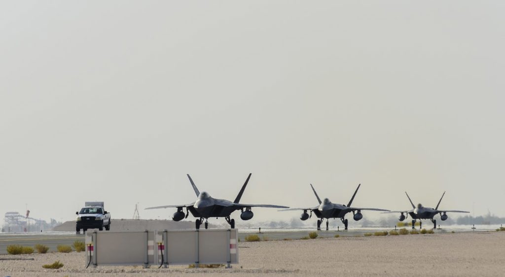 Броят на загиналите при протестите в Иран надхвърля 3000, докато лица от висшето духовенство настояват за екзекуции 36 Самолети F-22 Raptor на ВВС на САЩ пристигат на военновъздушната база Ал Удейд, Катар, 27 юни 2019 г. (U.S. Air Force/Tech. Sgt. Nichelle Anderson)