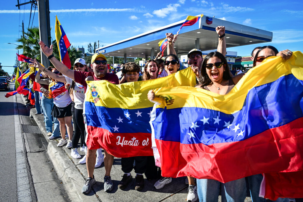 Канада призовава "всички страни да зачитат международното право" след ареста на Мадуро от американските власти 35 Хора празнуват новината за залавянето на венецуелския лидер Николас Мадуро в Дорал, Флорида, близо до Майами, на 3 януари 2026 г. (Giorgio Viera/AFP via Getty Images)