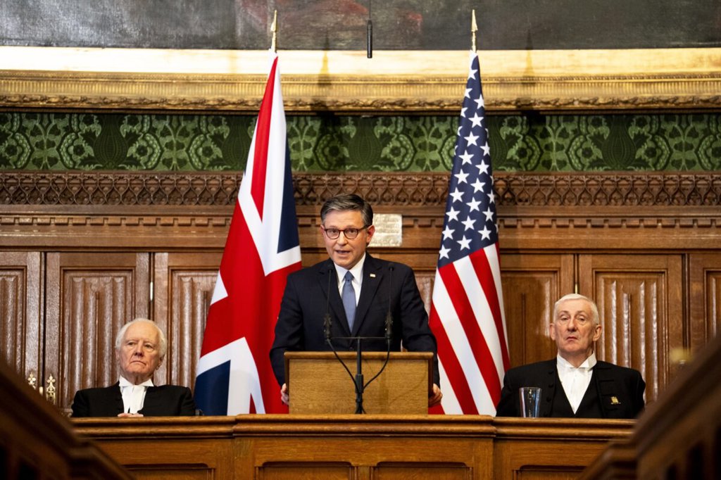 Комунистически Китай остава страната с най-много лишени от свобода журналисти през 2025 г. 3 Председателят на Камарата на представителите на САЩ Майк Джонсън (републиканец от Луизиана) (в средата) се обръща към членовете на парламента в Камарата на общините, заедно с председателя на Камарата на лордовете на Великобритания лорд Макфол (вляво) и председателя на Камарата на общините на Великобритания сър Линдзи Хойл (вдясно) в Лондон на 20 януари 2026 г. (Джордан Петит - WPA Pool/Getty Images)