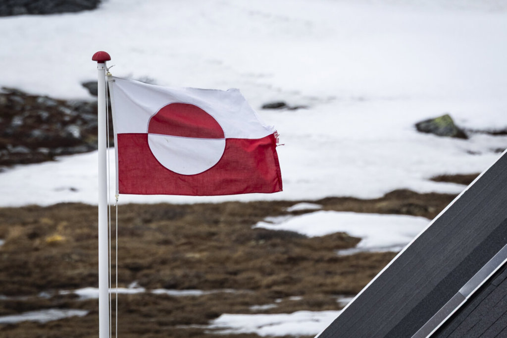 Тръмп реагира на критиките на Дания да прекрати заплахите за завладяване на Гренландия 35 Знамето на Гренландия се развява край Нуук, Гренландия, на 4 май 2025 г. (Джон Фредрикс/The Epoch Times)