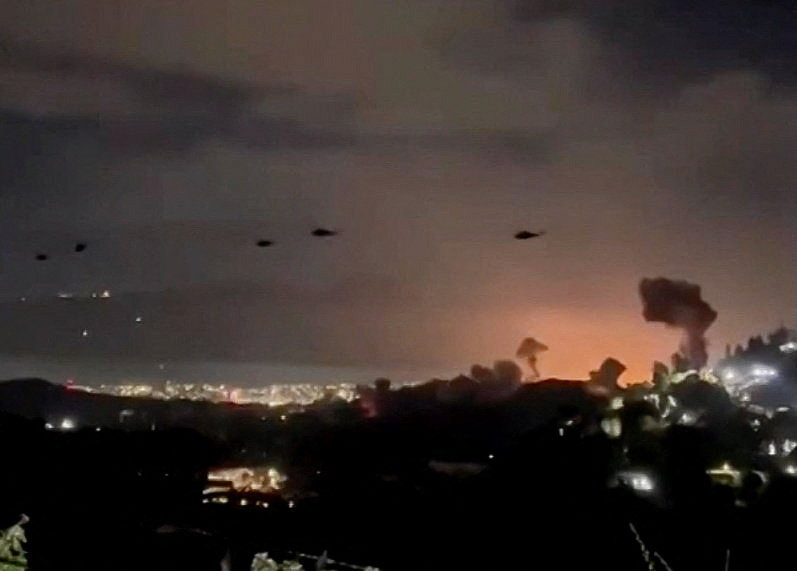 Как протече американската операция за залавяне на Мадуро 4 Хеликоптери прелитат покрай облаци дим, издигащи се от експлозии, в Каракас, Венецуела, на 3 януари 2026 г. (Екранна снимка чрез Ройтерс/Ройтерс)