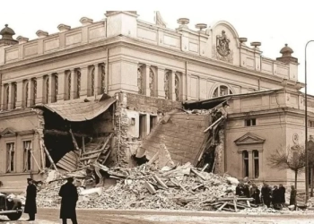 Днес се навършват 82 години от най-зловещата бомбардировка на българската столица 9 Сградата на българското Народно събрание също претърпява щети при бомбардировките на София. Възпоменанието за убитите стотици софийски граждани ще се състои пред паметника в градинката зад сградата от 11 часа на 10-ти януари 2026 г.