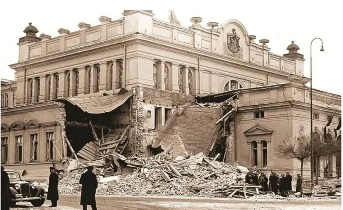 Сградата на българското Народно събрание също претърпява щети при бомбардировките на София. Възпоменанието за убитите стотици софийски граждани ще се състои пред паметника в градинката зад сградата от 11 часа на 10-ти януари 2026 г.