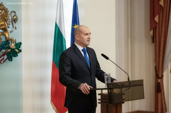 Румен Радев подава оставка и влиза в партийната битка за властта