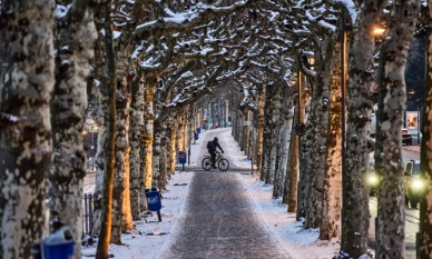 Снегът и леда блокираха полети и задръстиха магистрали в части от Европа