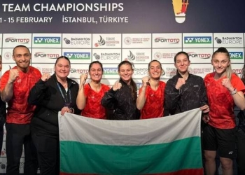 България триумфира като новия европейски шампион по бадминтон 3 Женският национален отбор по бадминтон на България на европейското отборно първенство по падминтон за жени в Истанбул с националния селекционер и треньор Петя Неделчева