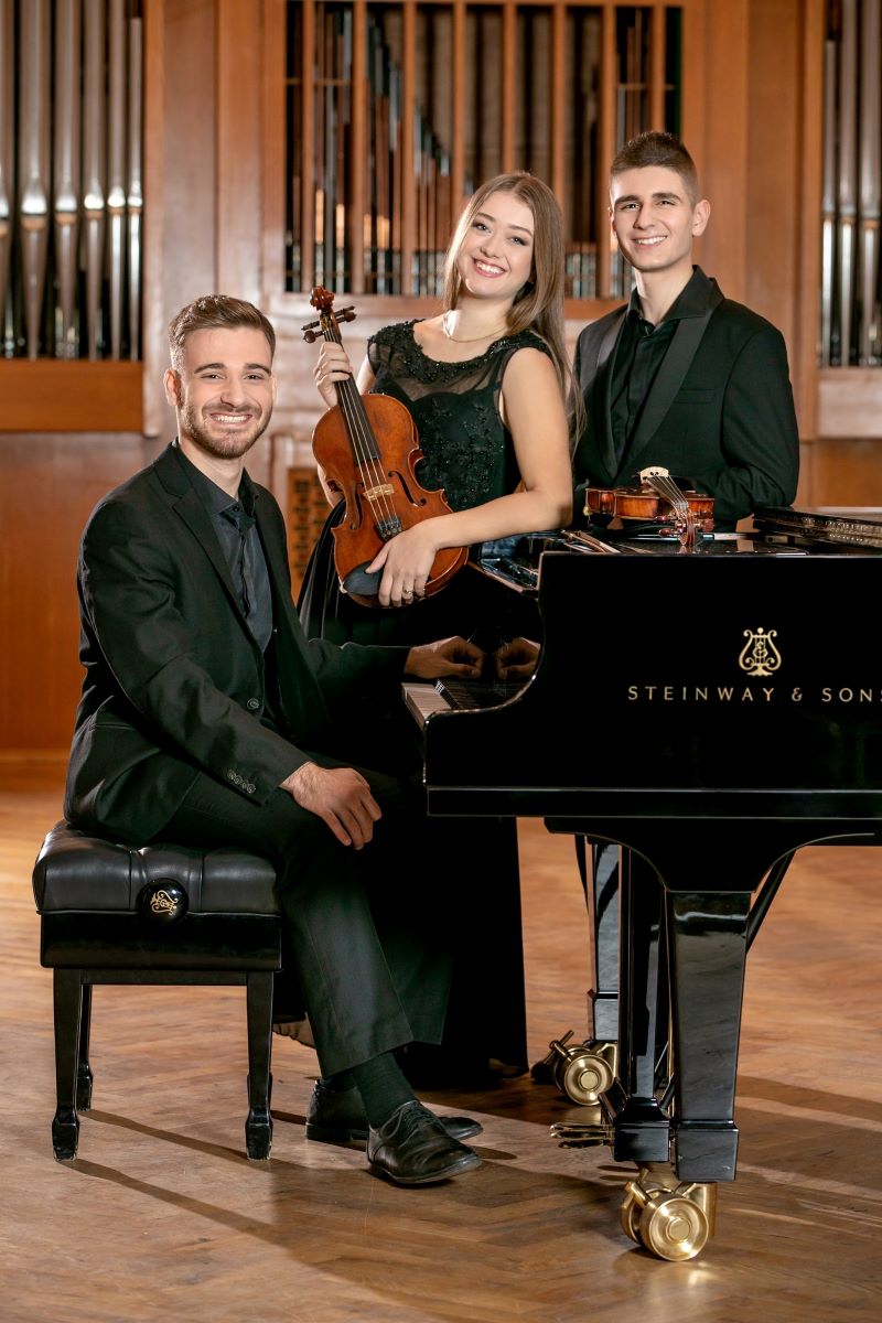 Нов симфоничен оркестър представя трио „Пезанте“ 2 891b6e71-84ee-4ac1-a6ac-cb1358b6ad68.jpg