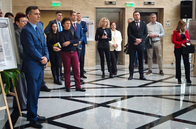 Изложбата „Времелиние – фотографско пътешествие“ в Народното събрание 2 ac0d7968-ba8a-4a04-902b-4558d5dd5b04.jpg