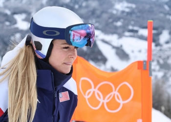 Линдзи Вон изпробва наранено ляво коляно на олимпийска тренировка по ски спускане 6 Линдзи Вон тества нараненото си ляво коляно на олимпийска тренировка по спускане и вдига юмрук след успешното спускане