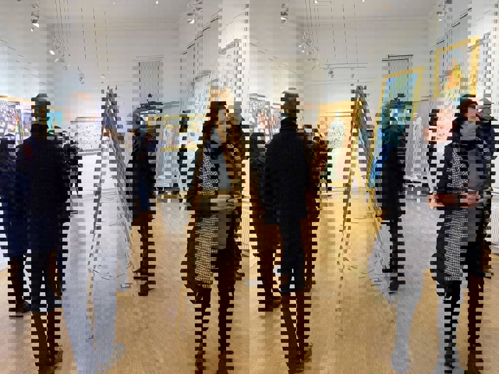 Посетители на изложбата „Изкуството на Джън-Шан-Жен“ (16 януари - 16 февруари, 2026 г.)в Регионален исторически музей – Русе, сред които е и областният управител на Русе Драгомир Драганов (в центъра)