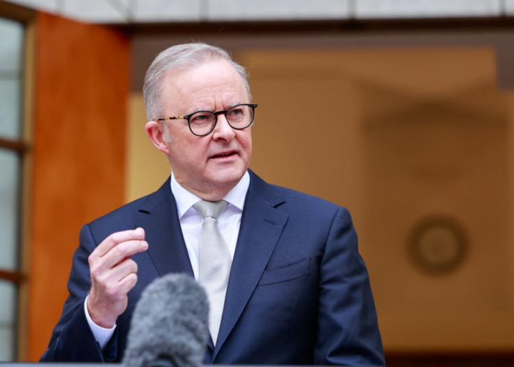 Австралийският премиер беше евакуиран след бомбена заплаха срещу "Шен Юн" 1 Австралийският премиер беше евакуиран от резиденцията си след китайска бомбена заплаха, свързана с представление на Шен Юн