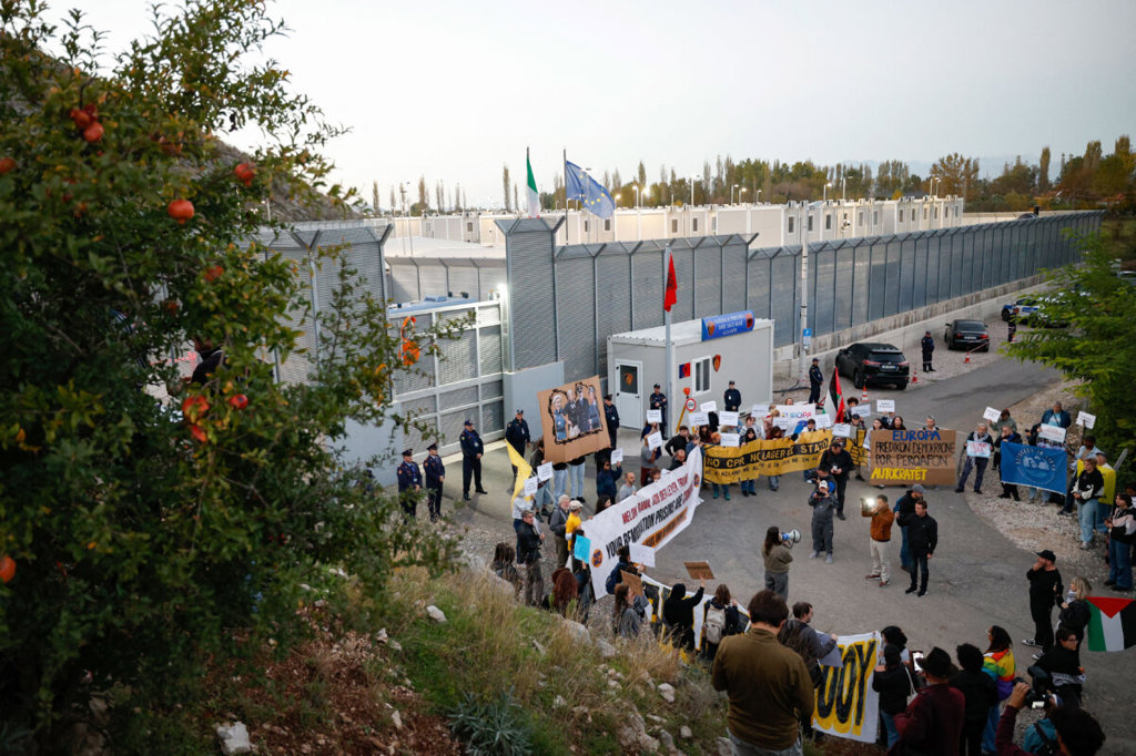 ЕС одобри нови правила за депортиране на нелегални имигранти в страни, считани за безопасни 34 Активисти от Италия, Албания и други европейски страни се събират, за да протестират срещу лагерите за мигранти, построени по силата на споразумение между Рим и Тирана, пред италианския център за задържане в Гядер, Албания, на 1 ноември 2025 г. (Adnan Beci/AFP via Getty Images)