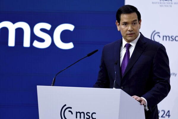 Зеленски: САЩ „твърде често" очакват от Украйна да прави отстъпки в мирните преговори с Русия 2 Държавният секретар на САЩ Марко Рубио изнася основна реч на 62-рата Мюнхенска конференция по сигурността в Мюнхен, Германия, на 14 февруари 2026 г. (Йоханес Симон/Getty Images)