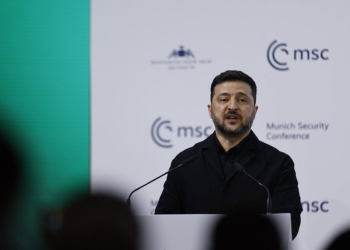 Зеленски: САЩ „твърде често" очакват от Украйна да прави отстъпки в мирните преговори с Русия 4 Зеленски заяви, че САЩ „твърде често" очакват от Украйна да прави отстъпки в мирните преговори с Русия