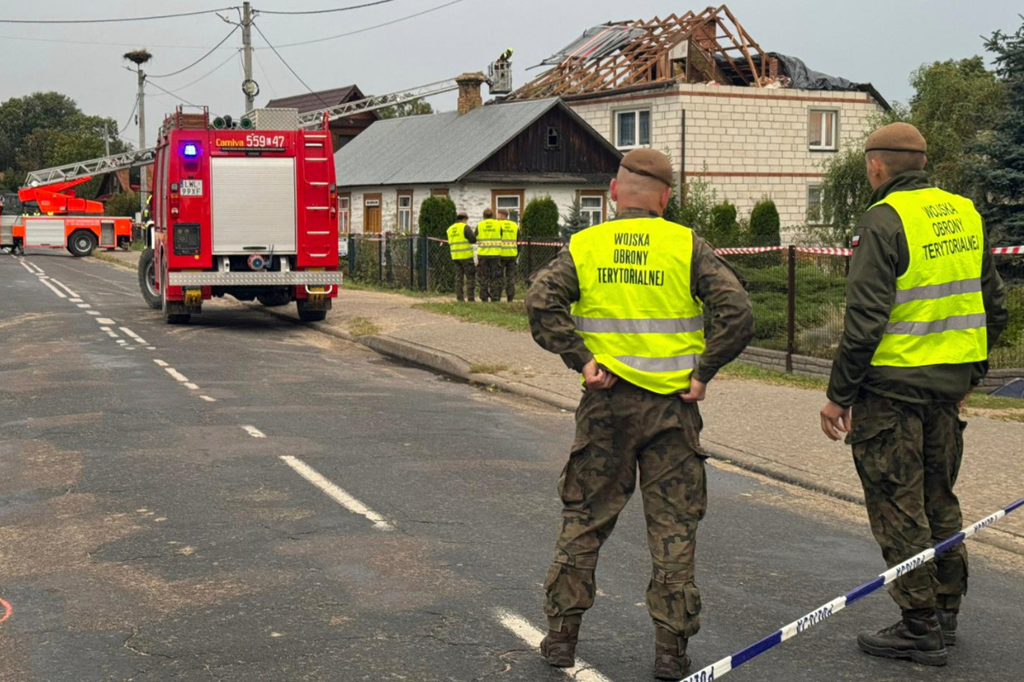Германия разшири военните си правомощия в отговор на нарастващата заплаха от дронове 34 Пожарникари и офицери от териториалната отбрана стоят близо до разрушения покрив на къща във Вирики, близо до Люблин, Полша, на 11 септември 2025 г. (Рафал Нидзелски/AP Photo)