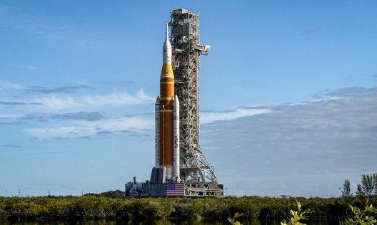 НАСА се готви да изстреля първата пилотирана ракета към Луната от 50 години насам: Какво трябва да знаете