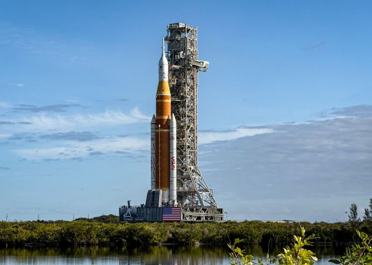 НАСА се готви да изстреля първата пилотирана ракета към Луната от 50 години насам: Какво трябва да знаете