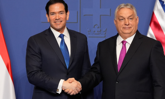 Държавният секретар на САЩ Марко Рубио (вляво) и унгарският министър-председател Виктор Орбан (вдясно) си стиснаха ръце след пресконференция в Будапеща, Унгария, на 16 февруари 2026 г. (Алекс Брандон/Pool/AP Photo)
