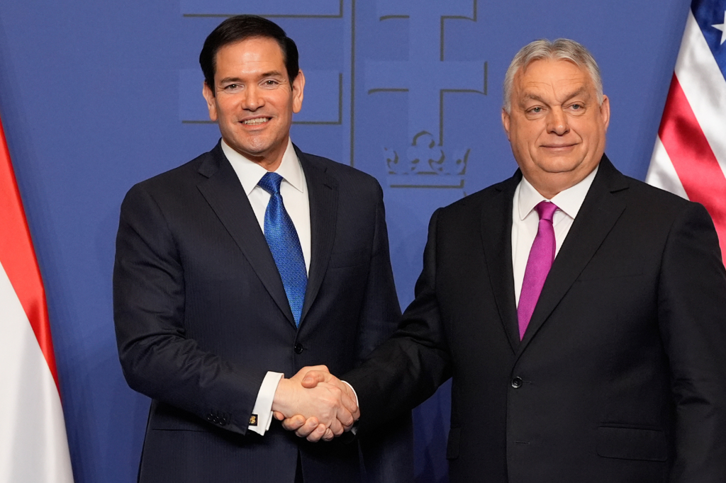 Държавният секретар на САЩ Марко Рубио (вляво) и унгарският министър-председател Виктор Орбан (вдясно) си стиснаха ръце след пресконференция в Будапеща, Унгария, на 16 февруари 2026 г. (Алекс Брандон/Pool/AP Photo)