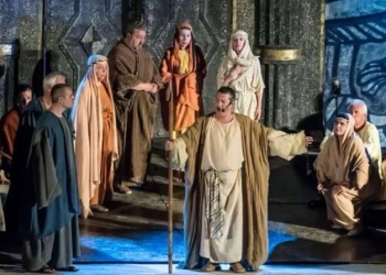 С тревога за съсипаната от реформи и безпаричие музикална България 4 “Набуко“ от Верди на Плевенската сцена. Тук, в града на Христо Бръмбаров, Катя Попова и Гена Димитрова, операта е отдавна съкратена и се разчита на редки гастроли на оперите от Русе, Варна или София.