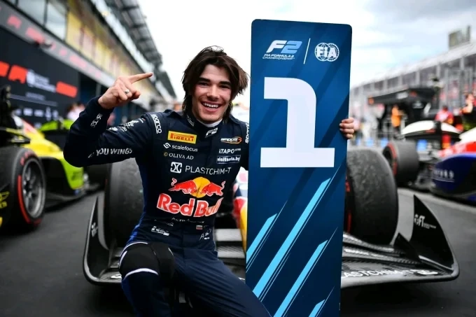 Никола Цолов спечели своята първа победа във Формула 2