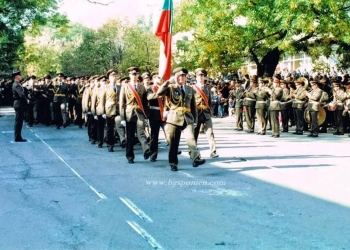 „На колене“ ли е България пред иранските ракети? 4 Военен парад, Стара Загора, 80-те години на XX век (https://www.bgspomen.com/2015/03/6.html)