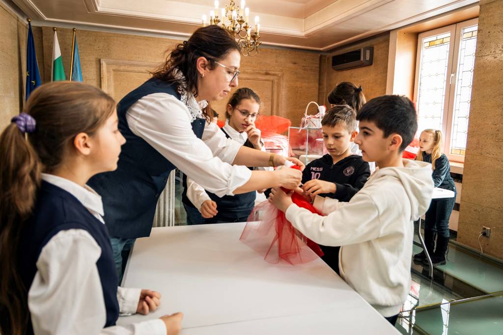 Ученици и студенти украсиха София с мартеници 5 2a3f75b8-a6f7-43b5-95f5-1be78a3c1ac8.jpg