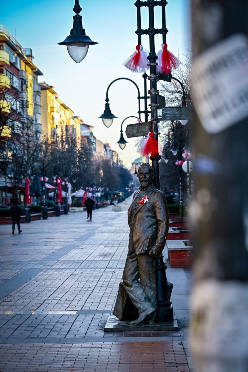 Ученици и студенти украсиха София с мартеници 3 6fda3e92-6b8b-4844-ba51-f1b118ee4538.jpg