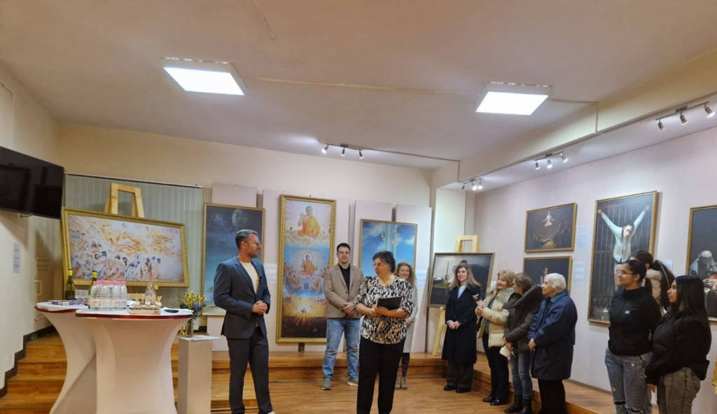 Координаторът на изложбата за България Мартин Гарчев и директорът на Историческия музей на град Ихтиман, г-жа Велина Минева-Илиева, по време на откриването на „Изкуството на Джън-Шан-Жен“ на 20 февруари 2026 г. в град Ихтиман.