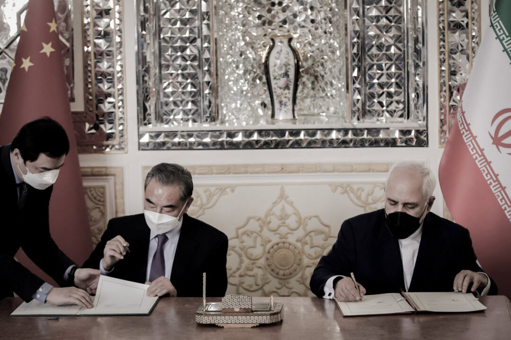 Реакцията на Пекин към ударите на САЩ и Израел срещу Иран разкрива военните и енергийните му интереси, смятат експерти