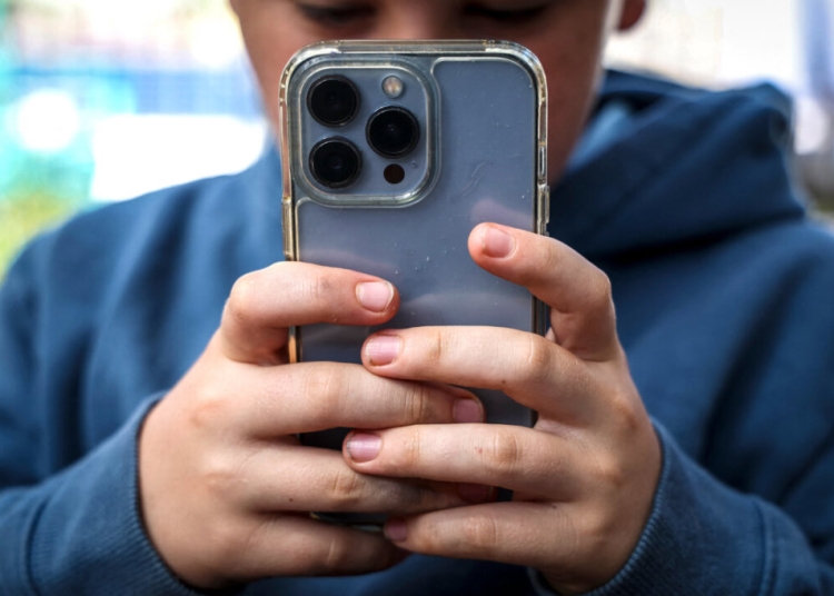 Полша планира забрана на социалните мрежи за деца под 15 години