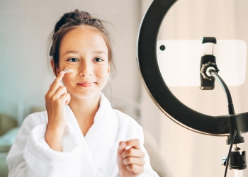 „Деца на Sephora": Онлайн инфлуенсъри подтикват подрастващите да купуват продукти за кожата срещу стареене 1 „Sephora деца": Онлайн инфлуенсъри насърчават малчуганите да трупат антиейджинг продукти за кожа