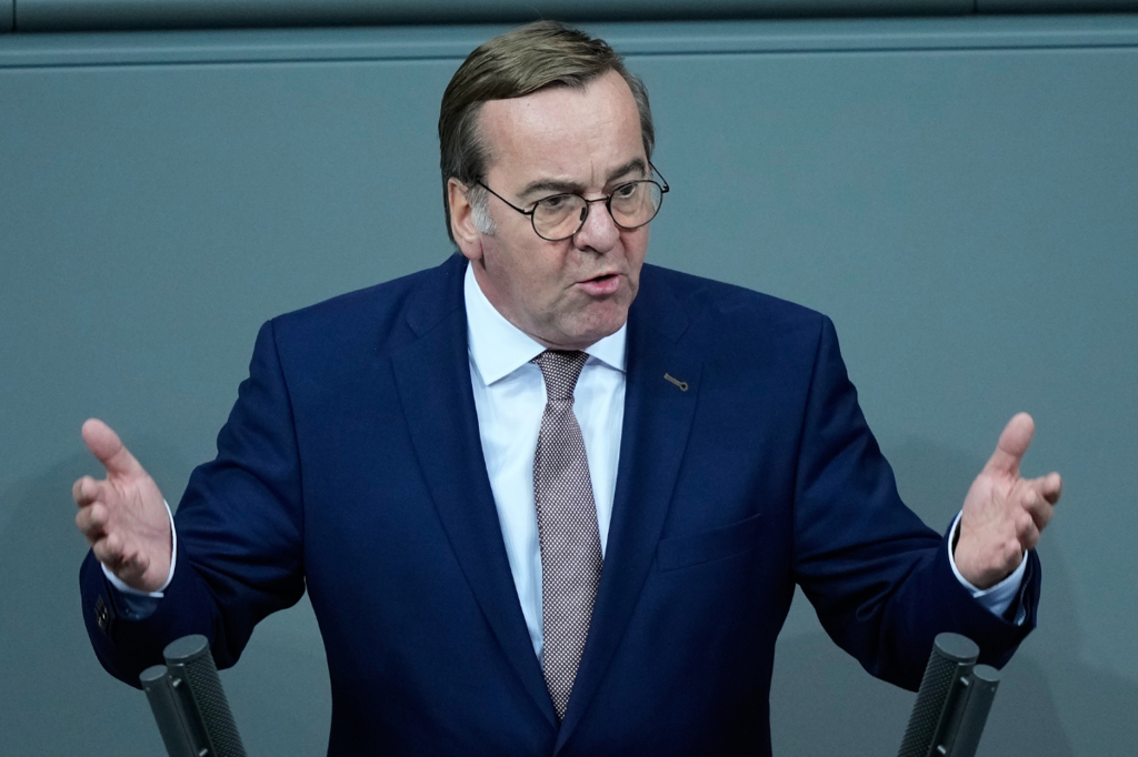 Австралия и Германия сключиха ново споразумение за космическа отбрана на фона на заплахите от Китай и Русия 2 Германският министър на отбраната Борис Писториус говори по време на среща относно военната вербовка в германския парламент в Берлин, Германия, на 5 декември 2025 г. (Ебрахим Норузи/AP Photo)