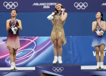 Невероятното завръщане на фигуристката Алиса Лю 8 Златната медалистка Алиса Лю от отбора на САЩ позира на подиума по време на церемонията по връчването на медалите за индивидуалното фигурно пързаляне при жените на 13-ия ден от Зимните олимпийски игри 2026 в Milano Ice Skating Arena, Италия, 19 февруари 2026 г. (Снимка: Матю Стокман/Getty Images)