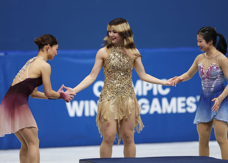 МИЛАНО, ИТАЛИЯ – 19 ФЕВРУАРИ: Златният медалист Алиса Лиу от отбора на САЩ, сребърният медалист Каори Сакамото от отбора на Япония и бронзовият медалист Ами Накай, също от отбора на Япония, застанаха на подиума по време на церемонията по награждаването в дисциплината женско самостоятелно пързаляне. Събитието се състоя на тринадесетия ден от Зимните олимпийски игри Милано Кортина 2026 на Миланската ледена арена на 19 февруари 2026 г. в Милано, Италия. (Снимка: Елза/Getty Images)