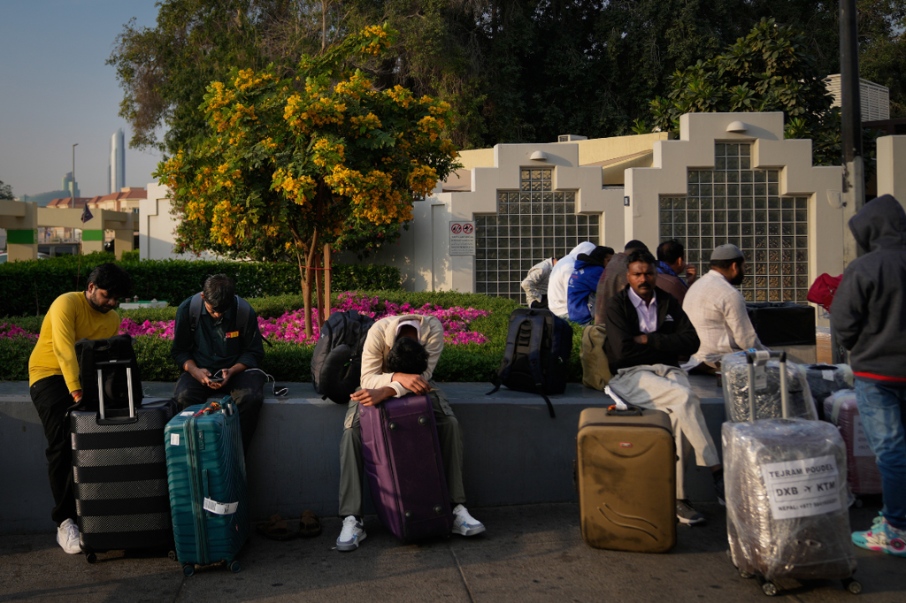 Международната агенция по енергетика предупреди, че войната в Близкия изток предизвиква безпрецедентен шок в снабдяването с петрол 4 Пътници, блокирани от затварянето на международното летище в Дубай, чакат помощ на паркинга на летището в Дубай, Обединени арабски емирства, на 1 март 2026 г. (Алтаф Кадри/AP)