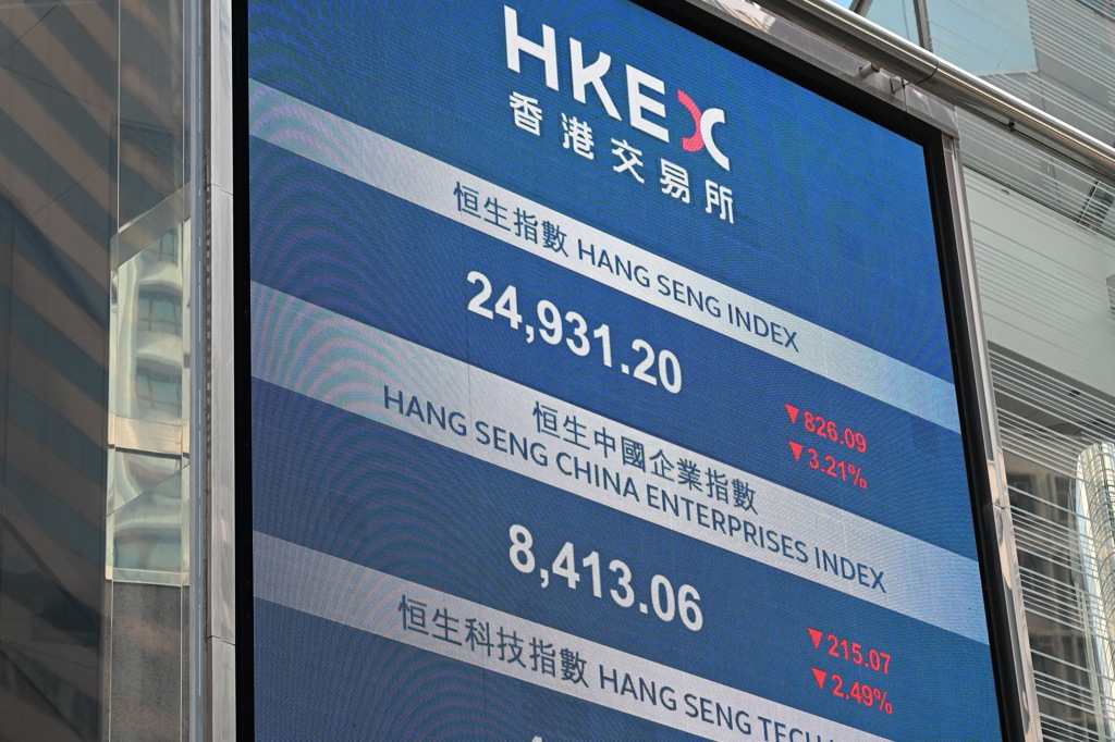 Цената на истината в Хонконг 2 Електронно табло с индекса Hang Seng пред сградата на Хонконгската борса (HKEX) в Хонконг на 9 март 2026 г. (Peter Parks/AFP via Getty Images)
