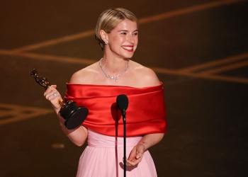 „Красивият хаос в сърцето на една майка": Джеси Бъкли донесе темата за майчинството на Оскарите 3 „Красивият хаос в сърцето на една майка": Джеси Бъкли донесе темата за майчинството на сцената на „Оскарите"