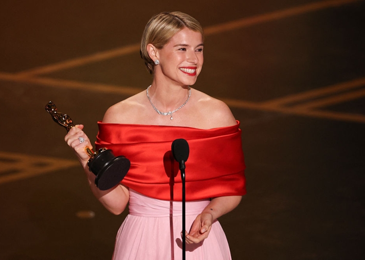 „Красивият хаос в сърцето на една майка": Джеси Бъкли донесе темата за майчинството на сцената на „Оскарите"