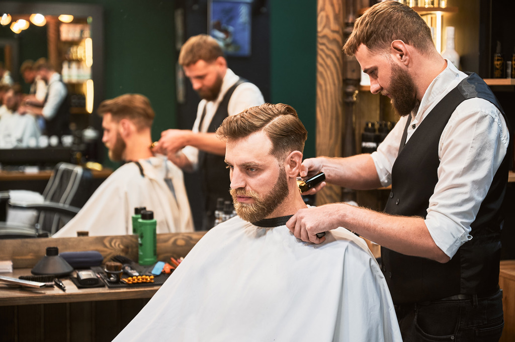 Защо е важно да познавате съседите си: значението на неформалните контакти за психичното здраве 2 Рутинни услуги като подстригване и фитнес занимания могат да служат като малки социални котви, където хората отново се срещат с познати лица от своята общност. (anatoliy_gleb/Shutterstock)