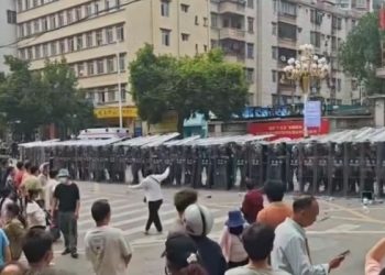 Стотици се сблъскаха с полицията в Южен Китай заради планиран крематориум 1 Стотици влязоха в сблъсък с полицията в Южен Китай заради строеж на крематориум