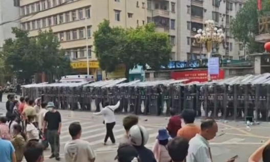Стотици влязоха в сблъсък с полицията в Южен Китай заради строеж на крематориум