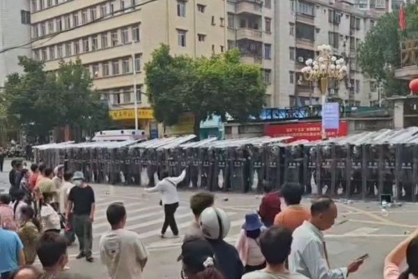 Стотици се сблъскаха с полицията в Южен Китай заради планиран крематориум 5 Стотици влязоха в сблъсък с полицията в Южен Китай заради строеж на крематориум